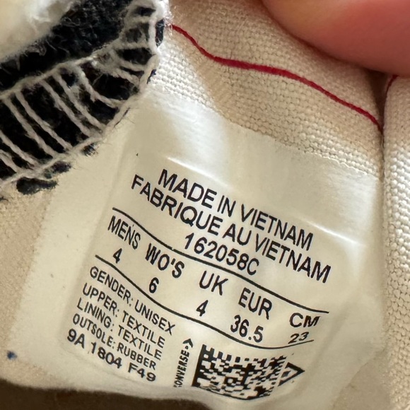 Converse Women's Black and White Trainers size 6 - Picture 6 of 6